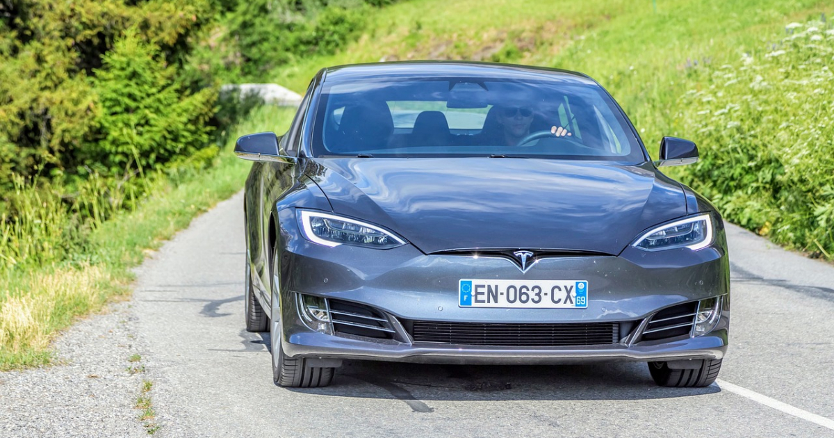Tesla Model S: los visitantes de Francia son visibles en nuestras calles Tesla Model S y el encanto de la carretera francesa: ¿una nueva tendencia?