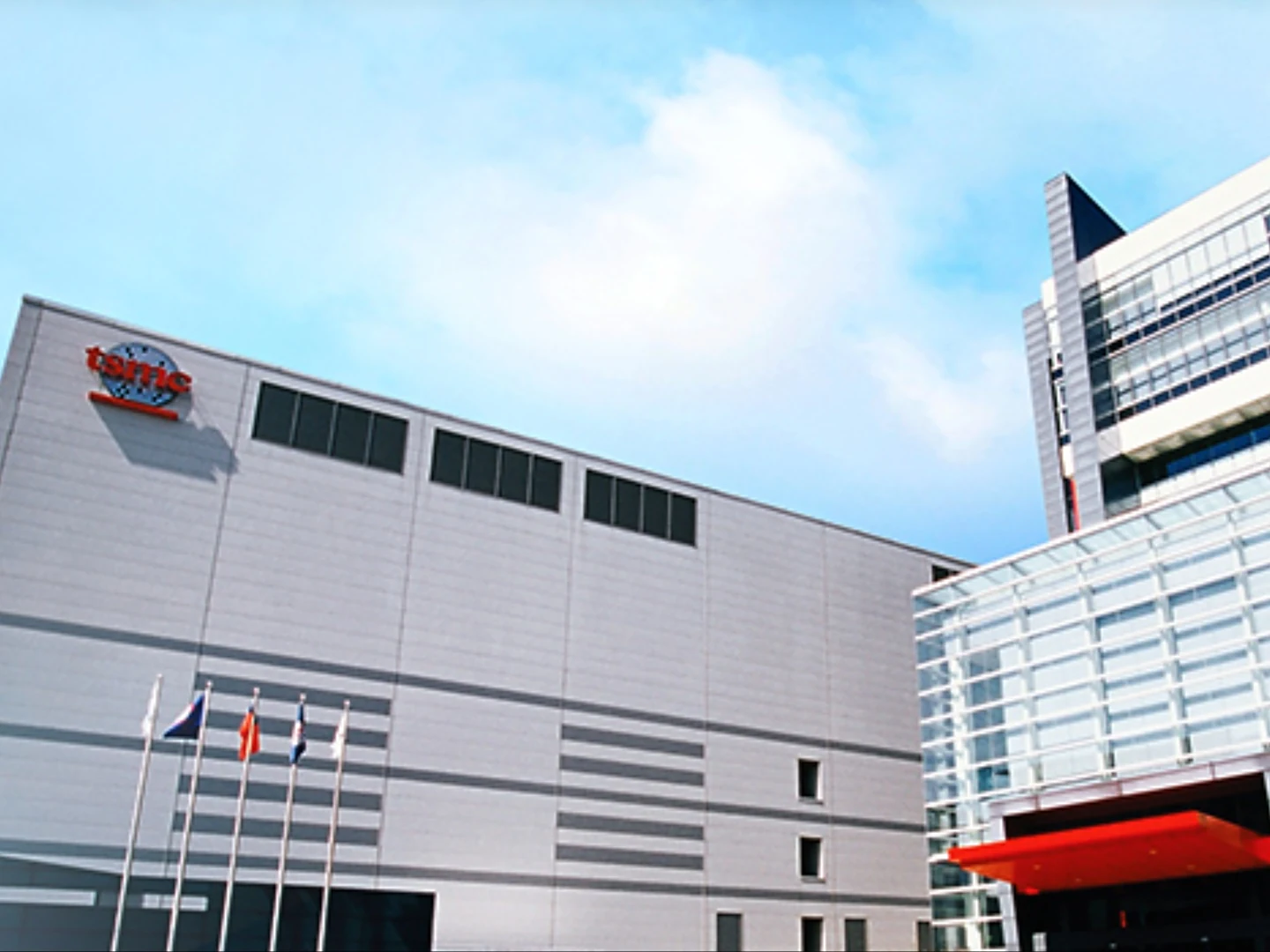 Cómo la nueva fábrica de TSMC cambiará el mercado de semiconductores TSMC amplía la capacidad de producción: ¿qué significa esto para la industria de los chips?