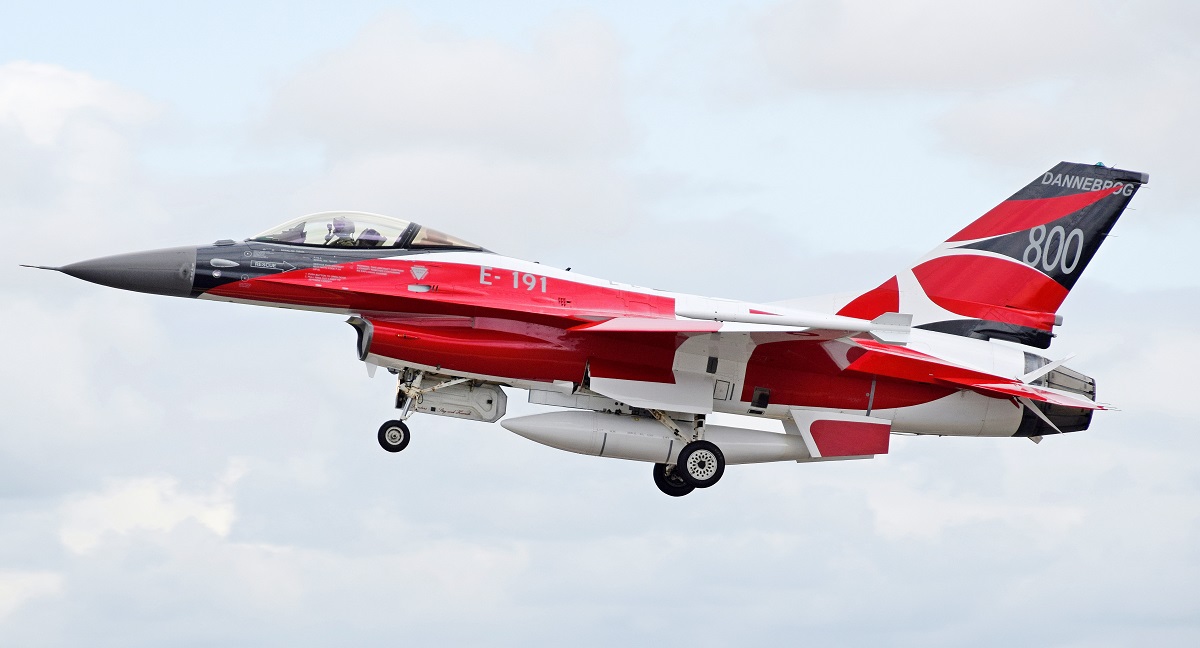 Estados Unidos quiere inducir a Argentina a comprar 24 cazas F-16 estadounidenses a Dinamarca por 700 millones de dólares en lugar de los JF-17 chinos o los Tejas indios. Estados Unidos quiere inducir a Argentina a comprar 24 cazas F-16 estadounidenses a Dinamarca por 700 millones de dólares en lugar de los JF-17 chinos o los Tejas indios.