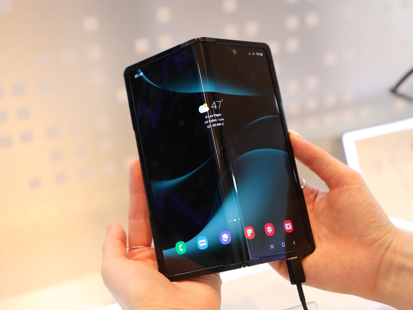 Samsung presenta una nueva pantalla flexible Flex In & Out, que se puede plegar en ambas direcciones Samsung presenta una nueva pantalla flexible Flex In & Out, que se puede plegar en ambas direcciones