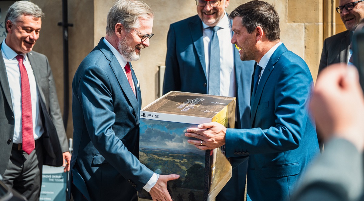 Cómo un regalo al Primer Ministro checo puede influir en la política Primer Ministro checo: Al dar un regalo, coopera en relaciones internacionales