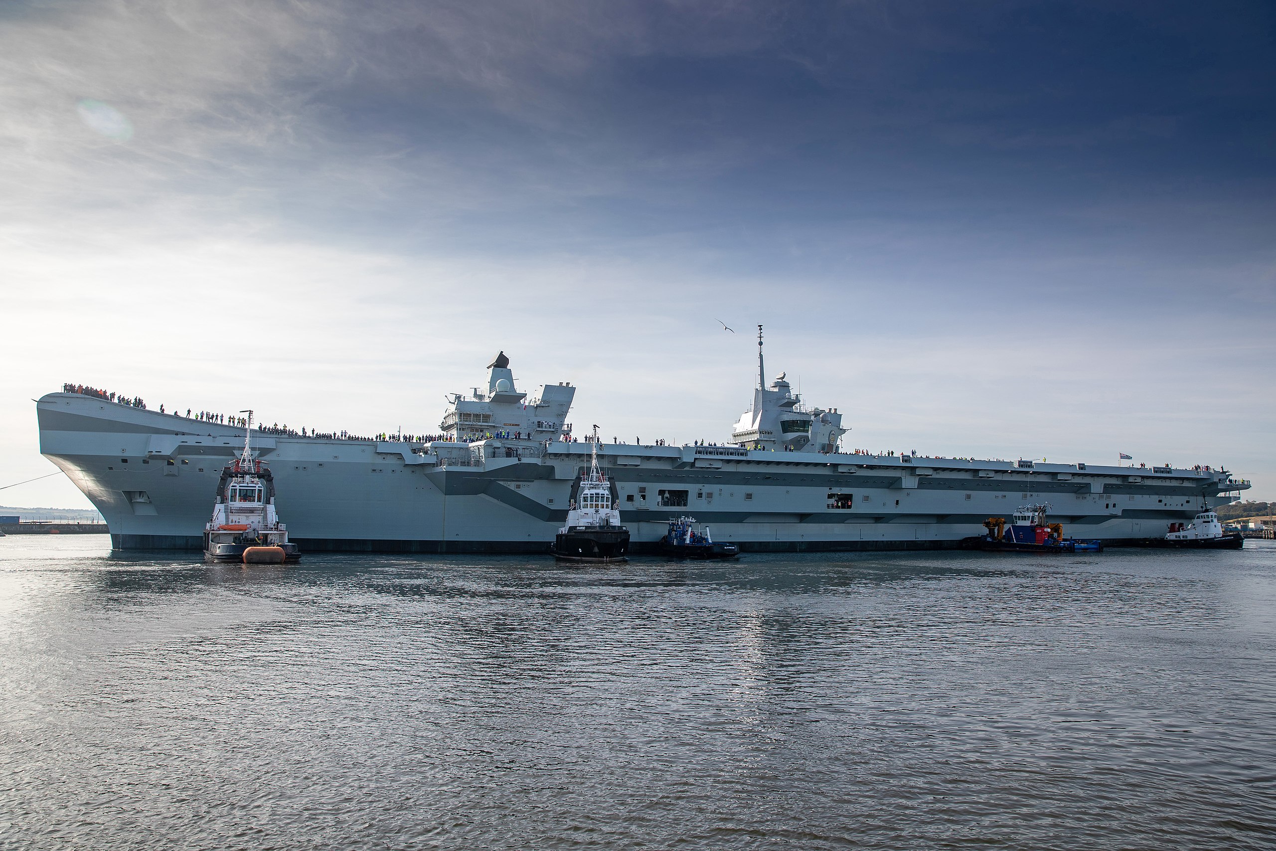 El nuevo portaaviones británico HMS Prince of Wales, valorado en 3.000 millones de libras, se averió horas después de zarpar de Portsmouth El nuevo portaaviones británico HMS Prince of Wales, valorado en 3.000 millones de libras, se averió horas después de zarpar de Portsmouth
