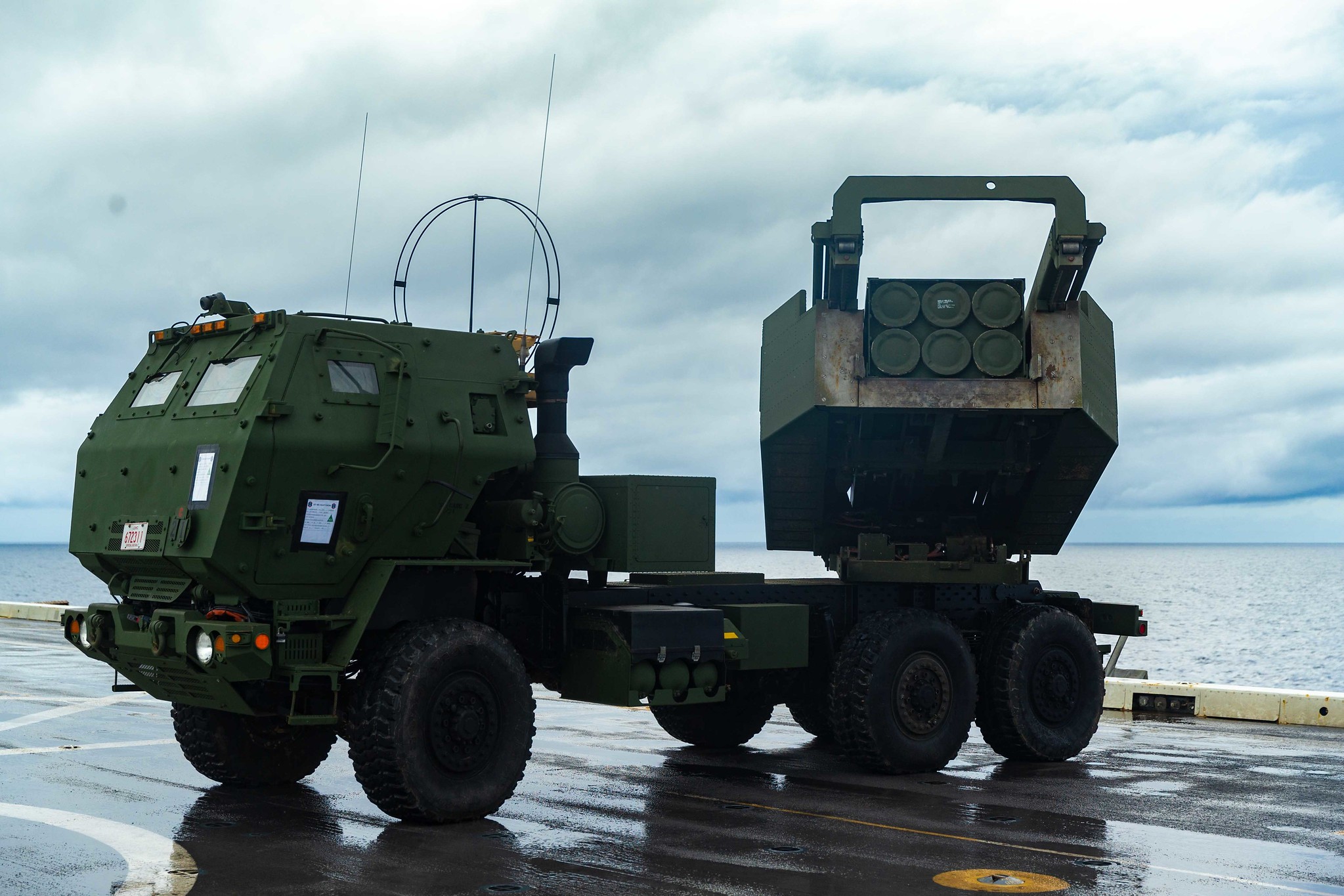 Una mirada profunda a las capacidades y características del sistema M142 HIMARS M142 HIMARS: Una plataforma de misiles móvil que está cambiando el curso de los combates modernos