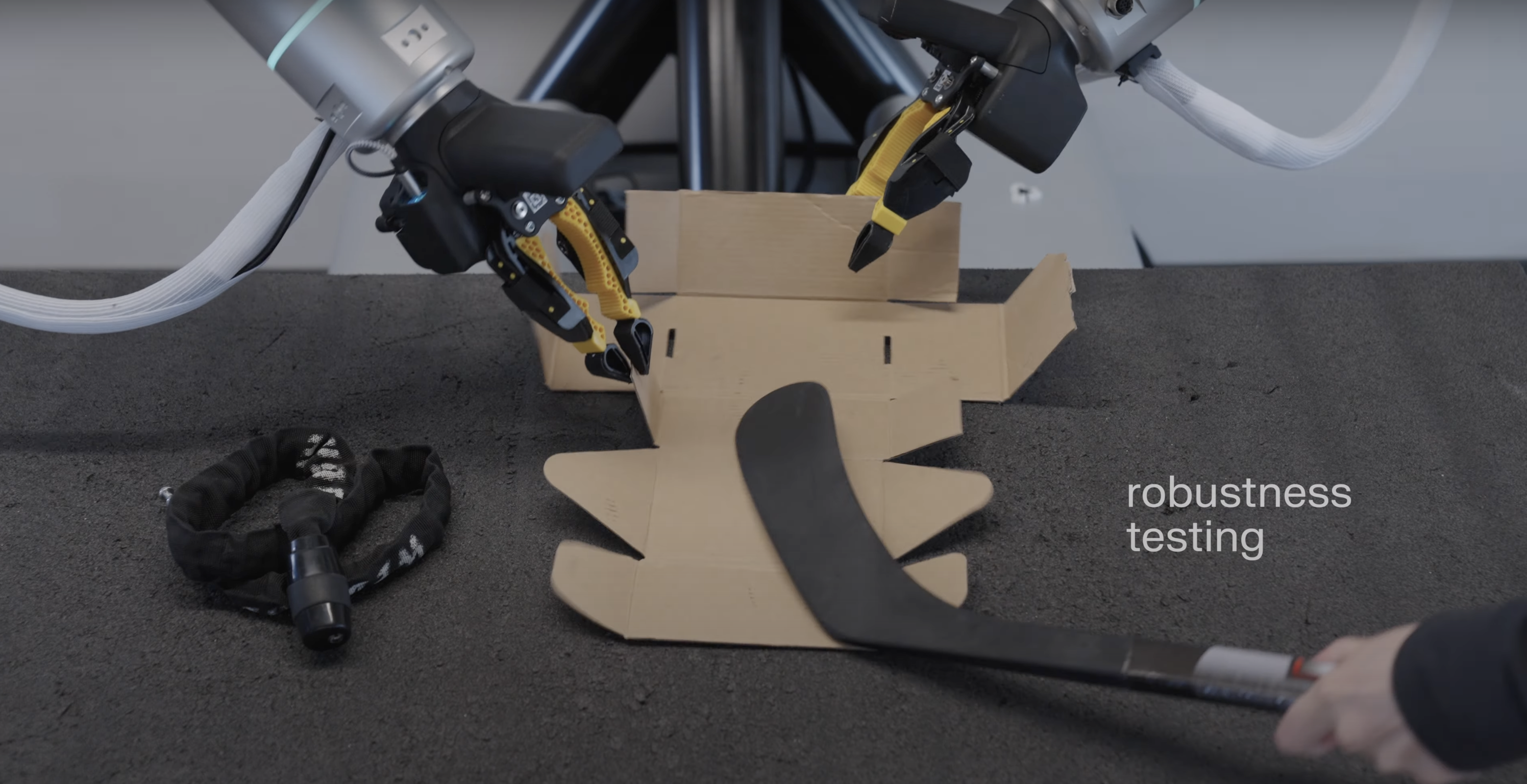 Viendo a través del desorden: el robot pliega la caja a la perfección El robot realiza sin fallos la tarea de ensamblaje a pesar de la interferencia
