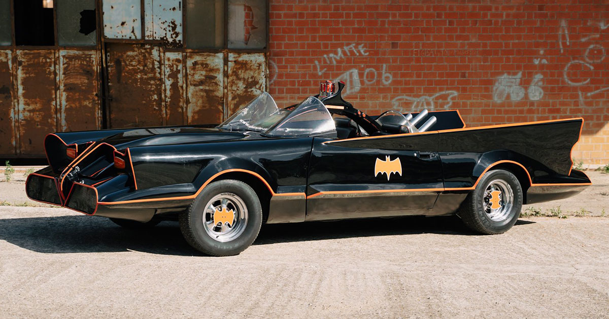 El icónico coche está de vuelta: Tecnología Moderna en un Batmobile de los años 60 Renacimiento Legendario: Una réplica del Batmobile de los años 60 - Una Vista Geek de un Clásico