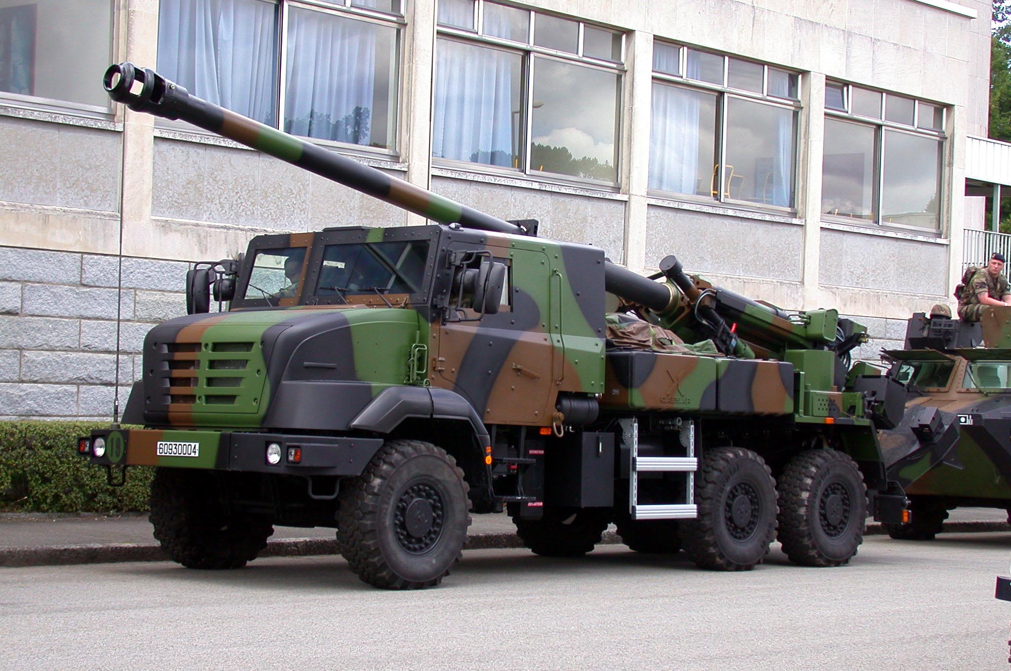 Tecnología y poder en el campo de batalla: Desbloqueando los secretos del CAESAR Innovaciones en equipo militar: Impresionantes capacidades del cañón autopropulsado CAESAR de 155 mm de Francia