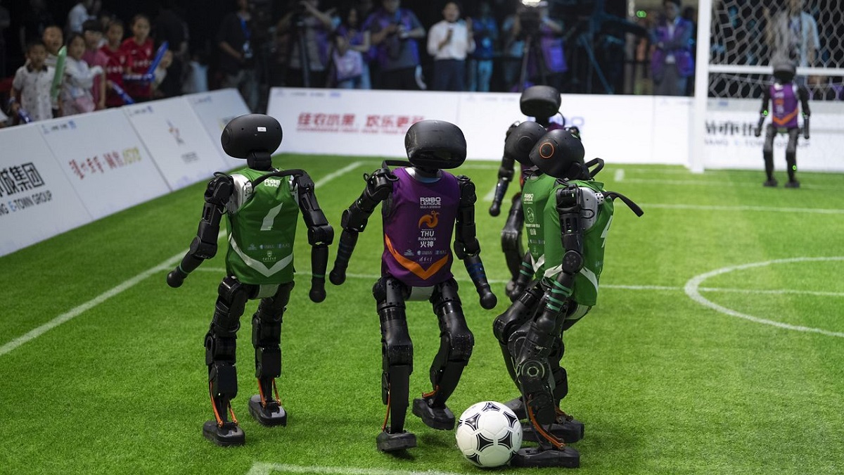 El futuro del fútbol: los humanoides alternan dribbling y pase a un nuevo nivel Inteligencia artificial en el campo: los futbolistas robot humanoides están cambiando el juego