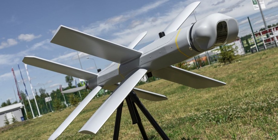 Una red de camuflaje salvó a un tanque T-72 ucraniano de un dron kamikaze ruso Lancet; otro dron fue interceptado por un árbol Una red de camuflaje salvó a un tanque T-72 ucraniano de un dron kamikaze ruso Lancet; otro dron fue interceptado por un árbol