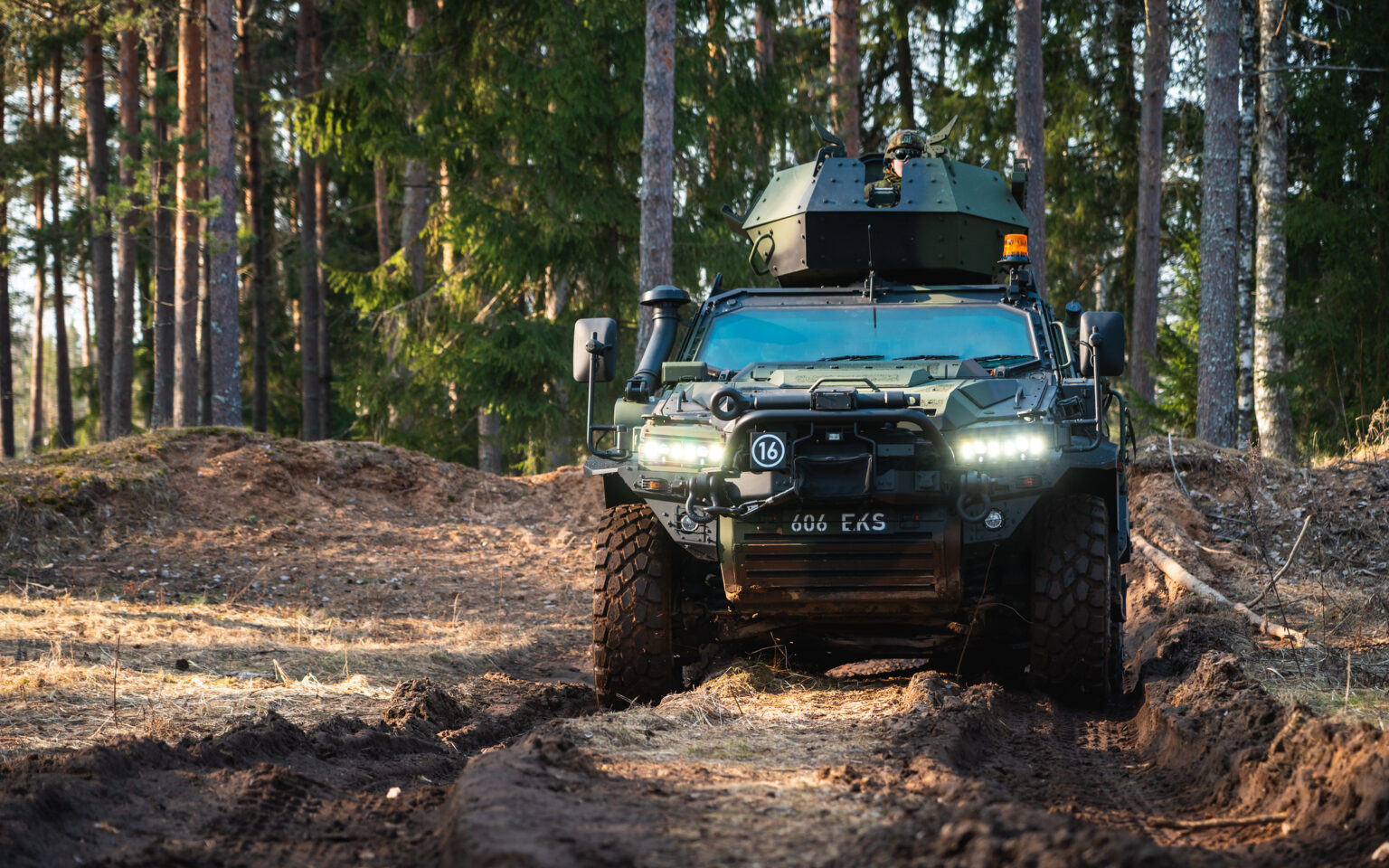 Estonia moderniza su ejército: presentación del nuevo vehículo blindado NMS