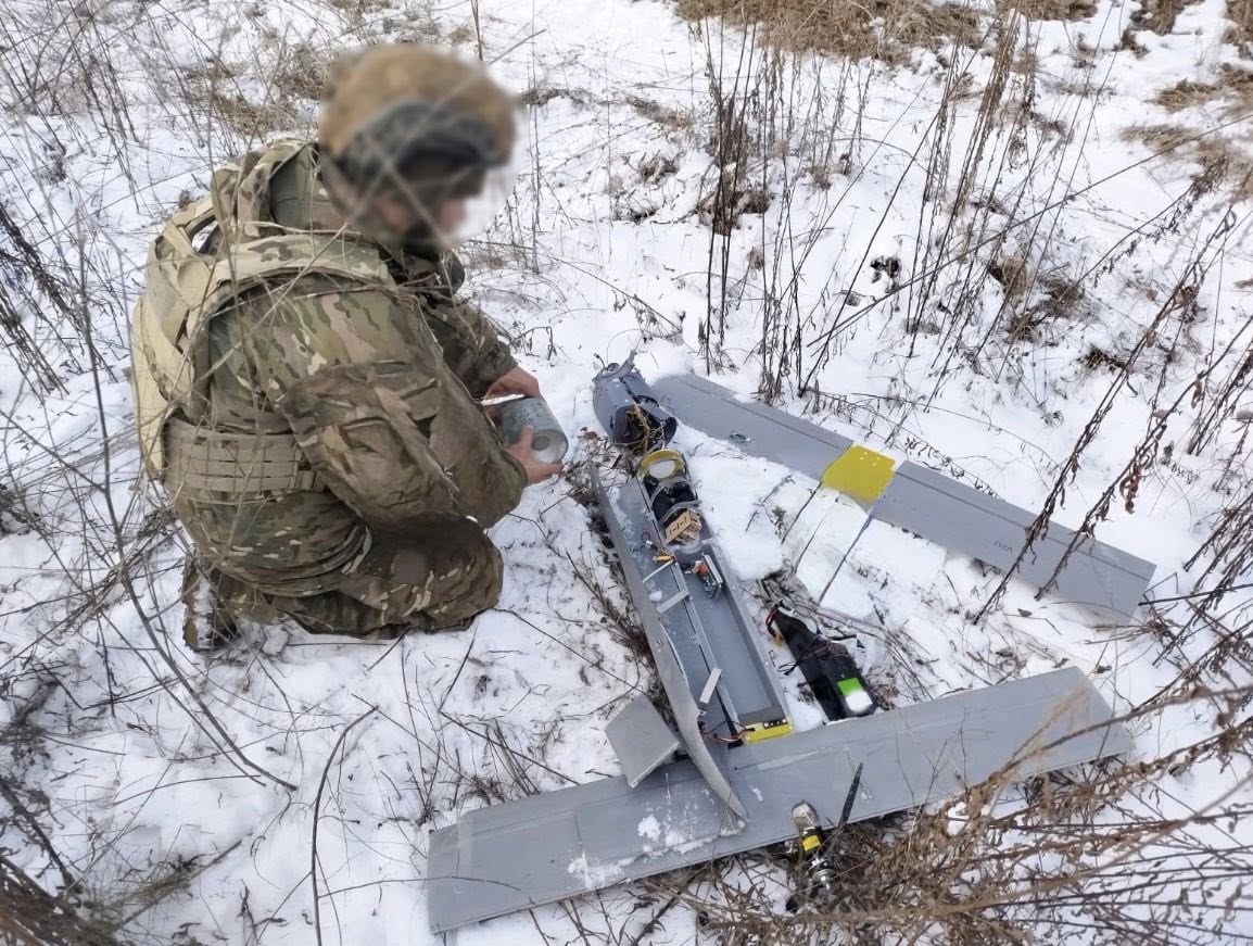 Después de un ataque exitoso: un soldado ucraniano junto a un dron ruso derribado Militar ucraniano demuestra su logro: dron ruso derribado
