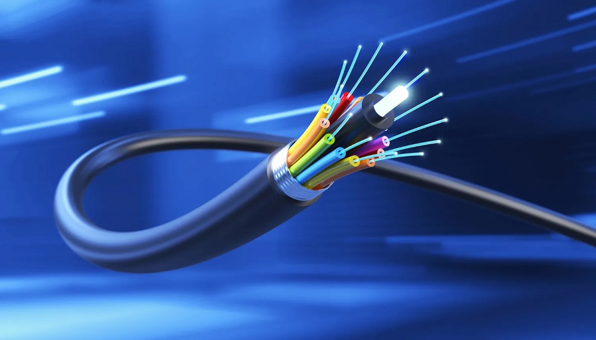 Velocidad de la luz: Cómo funciona el cable de fibra óptica Fibras ópticas: Una revolución en la transmisión de datos