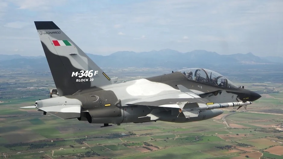 Leonardo M-346: El cambio de juego en los programas de formación moderna de pilotos Leonardo M-346: Presentando el avanzado entrenador de jets que lleva la formación de vuelo a nuevas alturas
