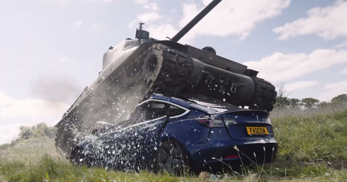 Tesla Model 3 bajo ataque: el poderoso M4 Sherman en acción Tanque Sherman M4 muestra su fuerza: aplasta Tesla Model 3 en el último video