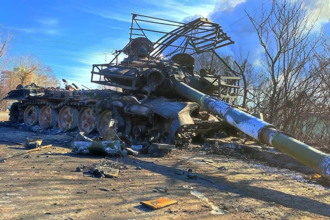 Tanque en llamas: cómo las ilustraciones reflejan las consecuencias de la guerra Ilustración de un tanque ruso dañado: una interpretación artística del conflicto actual