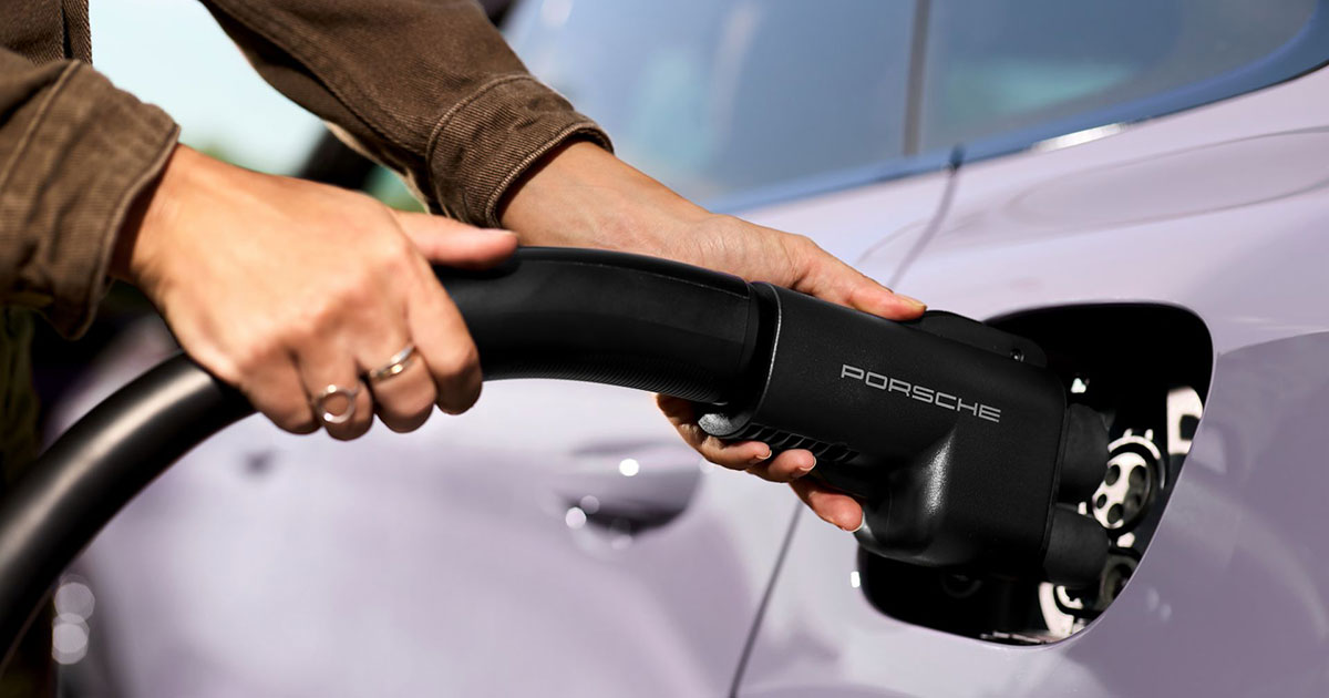 Porsche ha presentado un adaptador para usar el Supercargador de Tesla