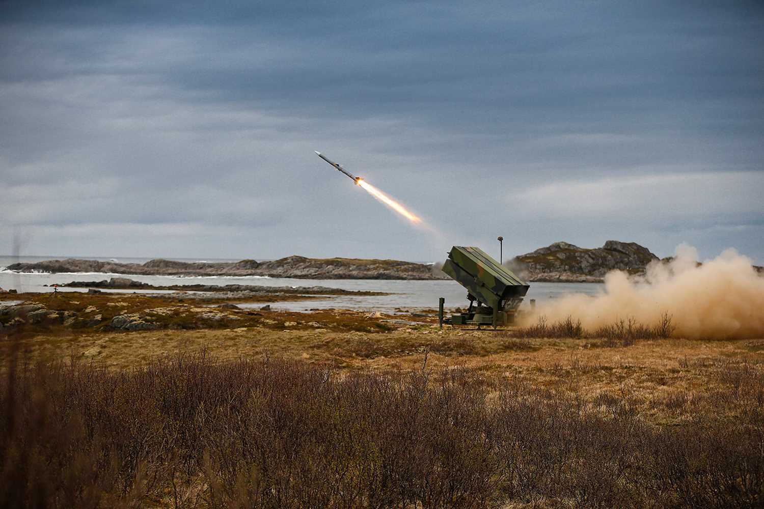 El Pentágono asignó a Raytheon 1.216 millones de dólares para producir el sistema de defensa aérea NASAMS para Ucrania El Pentágono asignó a Raytheon 1.216 millones de dólares para producir el sistema de defensa aérea NASAMS para Ucrania