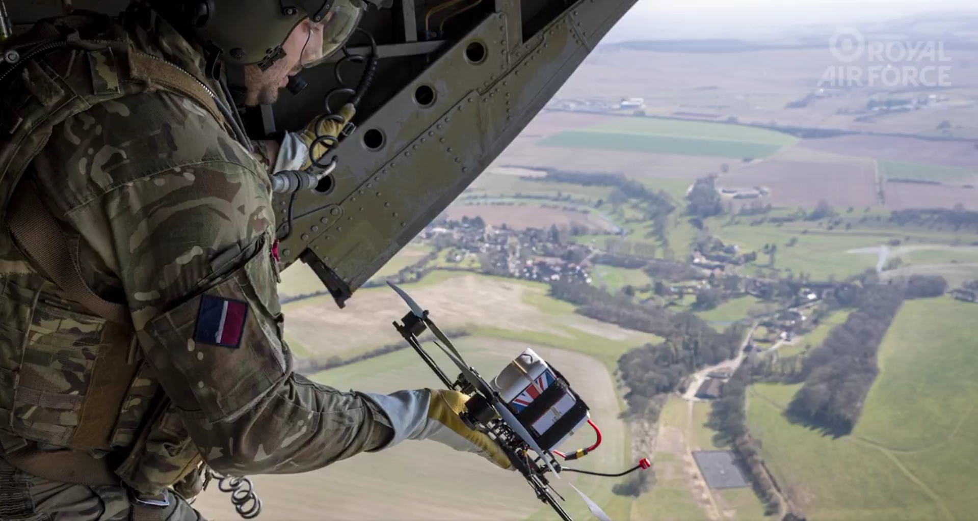 Tecnologías del futuro: Vuelo de dron FPV desde un Chinook Acrobacias épicas: Impresionante dron FPV en un Chinook