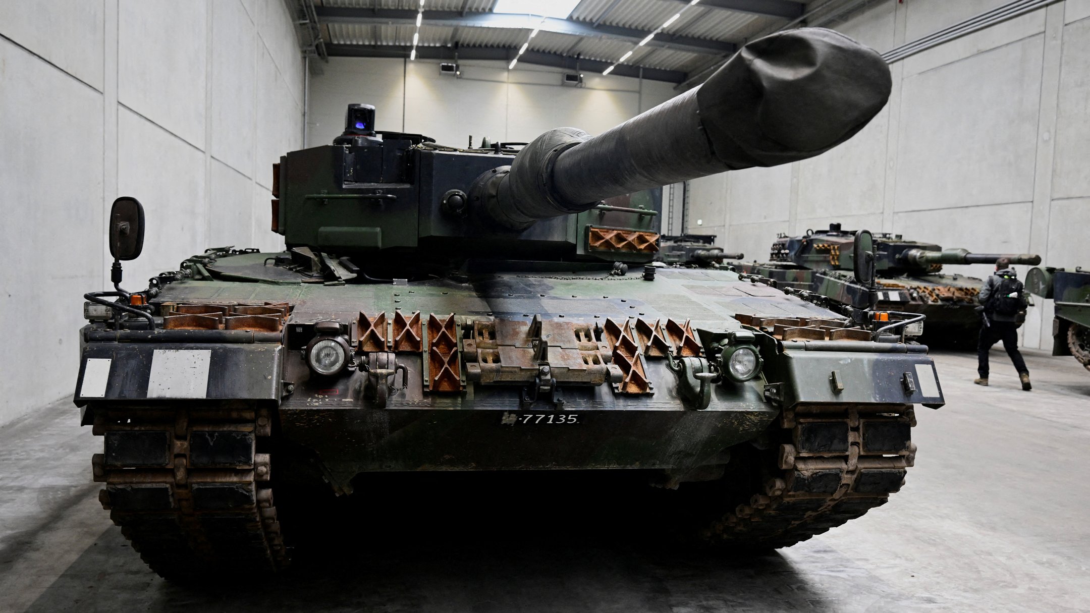 El Canciller Scholz observa la producción: Leopard 2 en foco