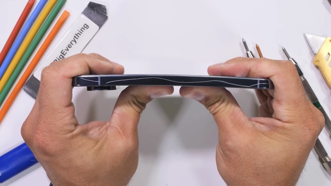 Analiza basura o filme: JerryRigEverything presenta una inesperada prueba en video