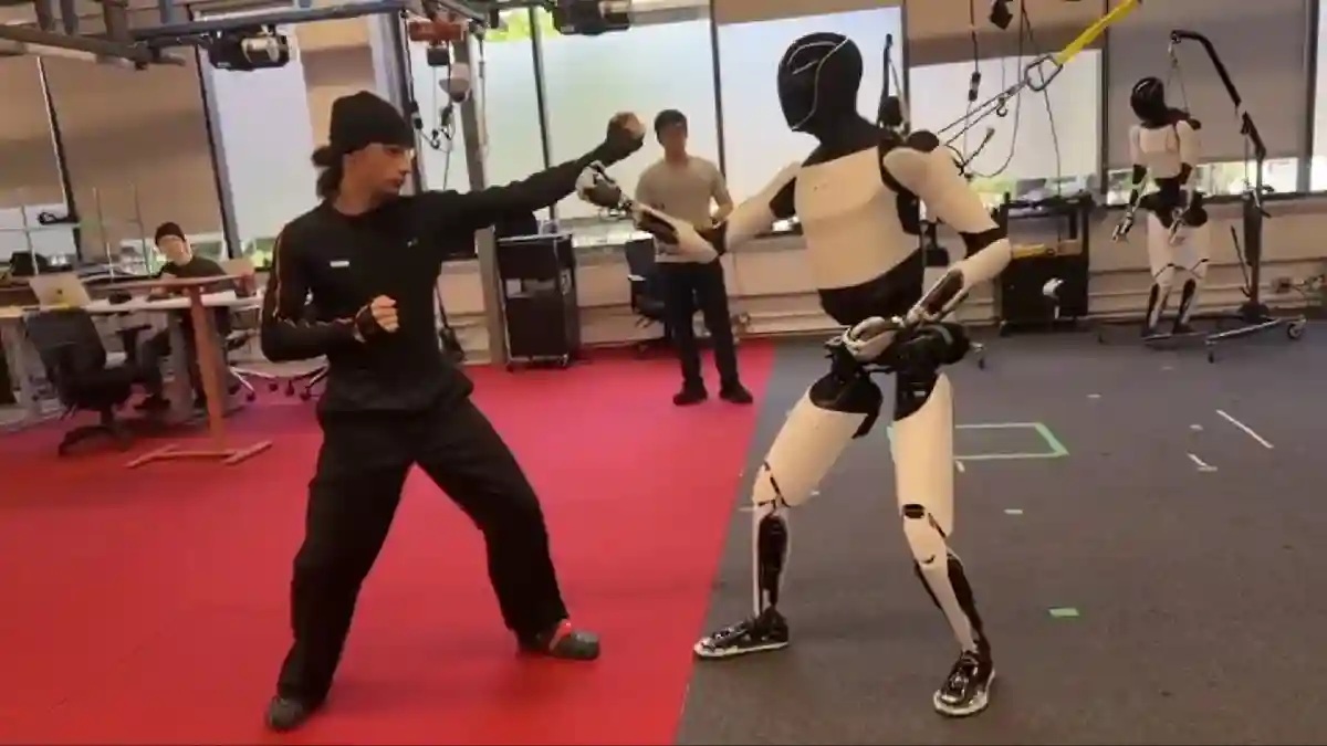 Optimus en acción: captura de pantalla del video de sparring del robot de Tesla
