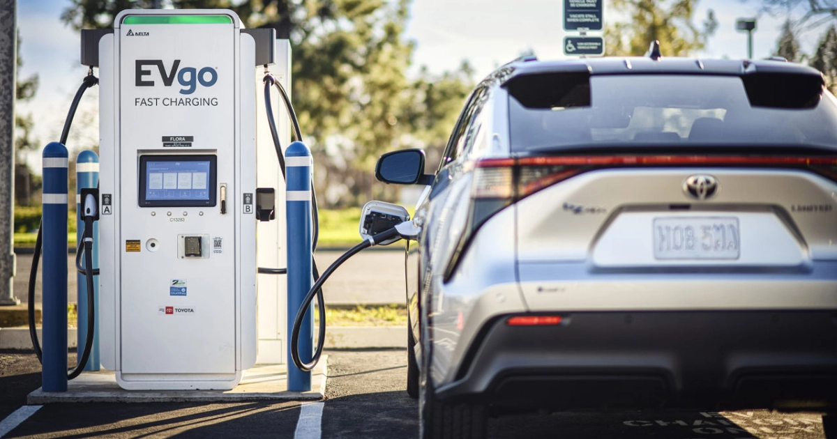 Coche eléctrico Toyota bZ4x: en nuevas estaciones de carga