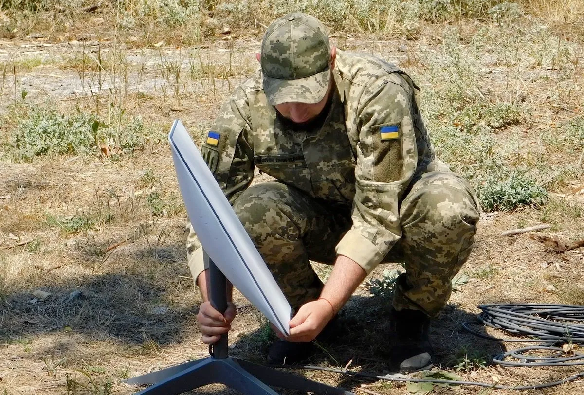 Starlink en acción: la historia de la instalación de antenas para el ejército ucraniano Cómo el ejército ucraniano utiliza la tecnología de SpaceX: instalando Starlink en la primera línea