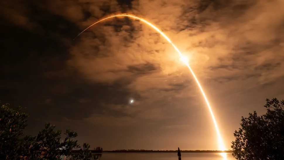 El Falcon 9 lanza con éxito 28 satélites Starlink desde el puerto espacial en Florida