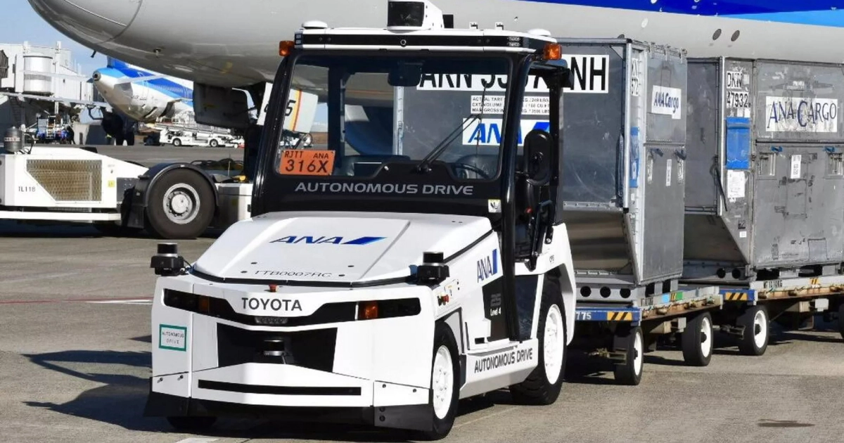 Avance tecnológico: Tractor de equipaje Toyota en acción en el Aeropuerto de Haneda