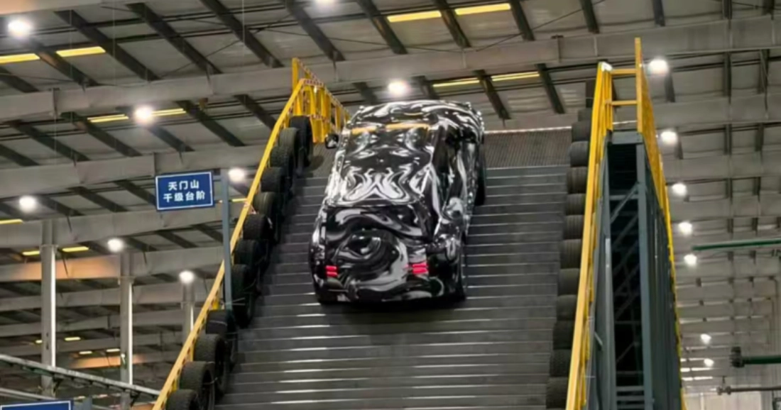 SUV eléctrico chino Yangwang U8: un nuevo nivel de movilidad en escaleras