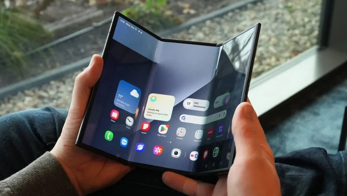 El Galaxy Z TriFold original llegó en diciembre de 2025 con una pantalla principal AMOLED de 9,96 pulgadas y un precio de 2.420 dólares en Estados Unidos.