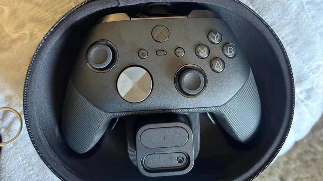 El prototipo del Xbox Elite 3 muestra la pequeña pantalla entre los gatillos y la marca 'Not for Sale'.