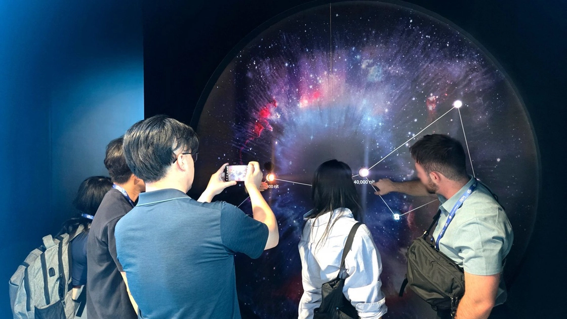 Samsung presentó en AWE USA 2026 su panel RGB OLEDoS de 40 000 nits junto a otros prototipos de pantallas para dispositivos XR.