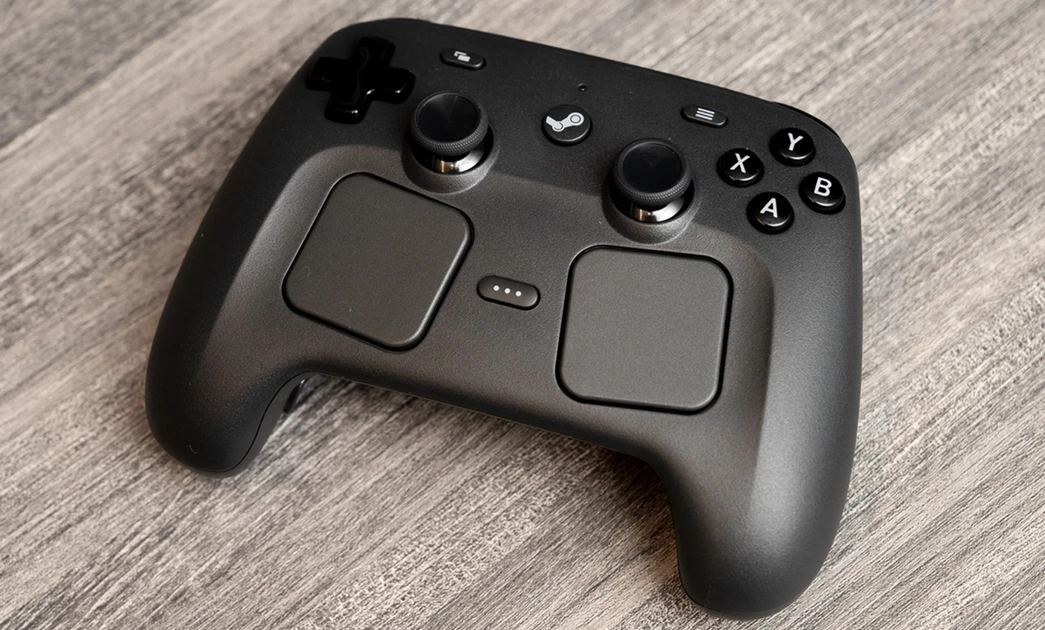 El Steam Controller 2 combina trackpads hápticos, sticks TMR y cuatro botones traseros en un solo mando.