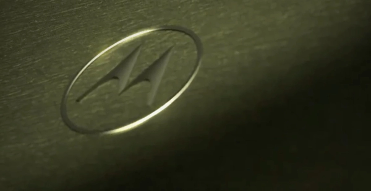 Motorola Signature 27: acabado trasero texturizado con detalle de costura en los colores Capulet Olive y Coal Smoke.
