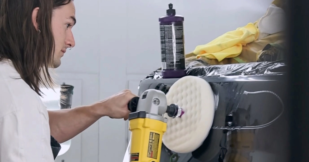 Trabajador de Ford perfeccionando el brillo del nuevo futuro: camioneta eléctrica