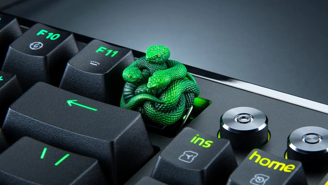 El Artisan Keycap de Razer, moldeado en resina y pintado a mano, reproduce la serpiente de tres cabezas del logotipo de la marca.