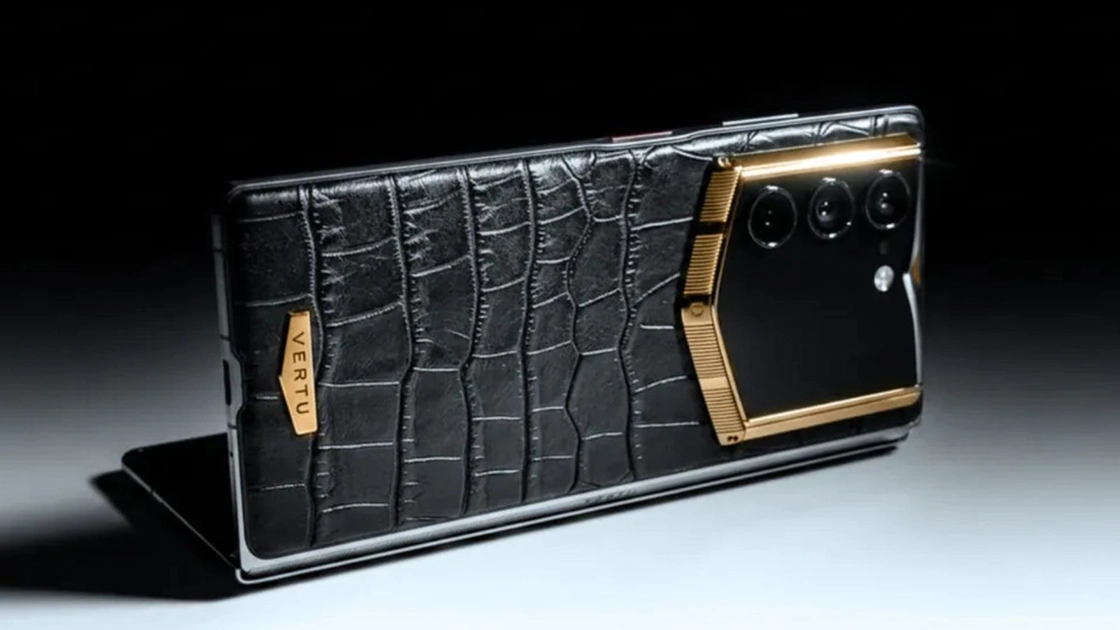 El Vertu Alphafold cuenta con pantallas LTPO OLED de 8,05 y 6,53 pulgadas con refresco de 120 Hz.