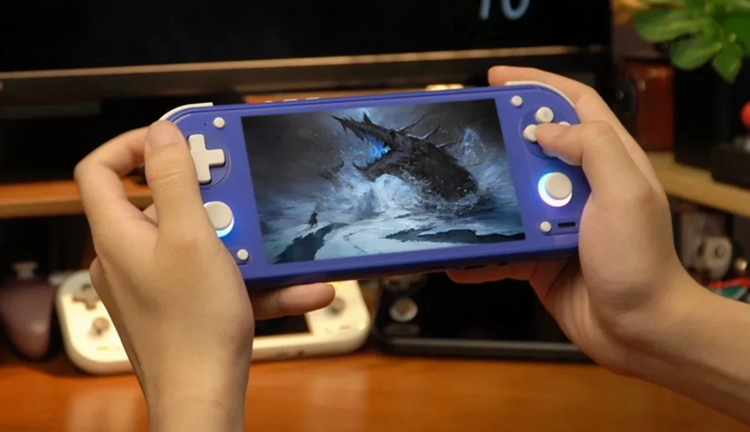 La Anbernic RG 55G1 en color Indigo, con iluminación RGB en los sticks y un diseño horizontal similar al de la Nintendo Switch Lite.