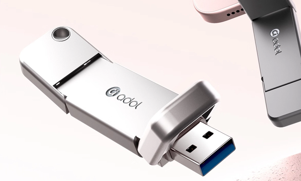 El Asus Adol PM310 incorpora conectores USB-A y USB-C en los extremos opuestos de su carcasa metálica.