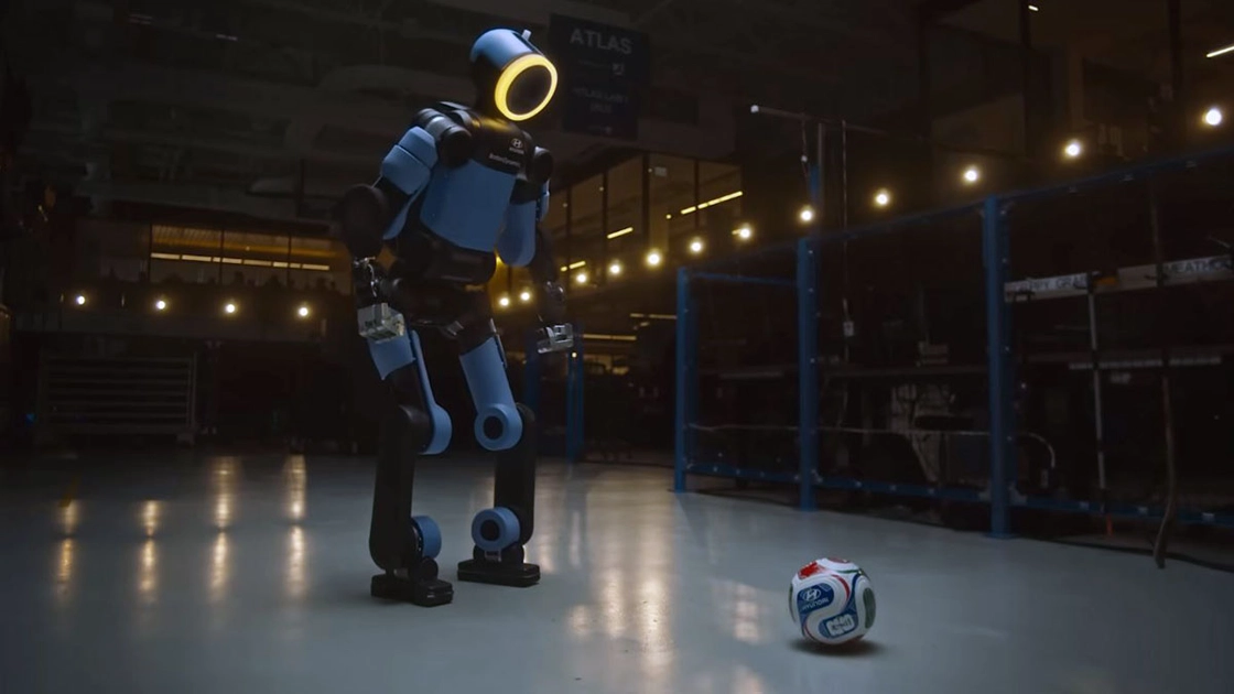 Atlas aprende fútbol con vídeos del Mundial: el robot de Boston Dynamics ya simula lesiones y celebra goles