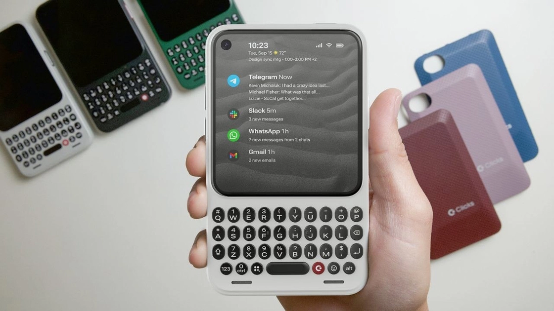 El Clicks Communicator se ofrece en tres colores y con 12 paneles traseros intercambiables.