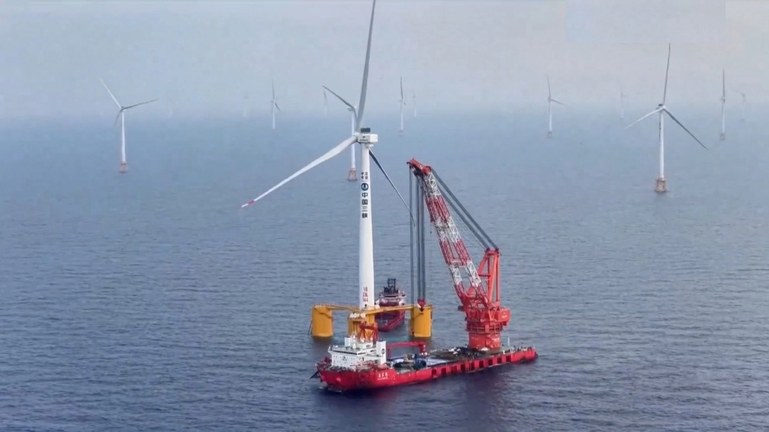 La plataforma semi-sumergible Three Gorges Pilot, de 16 MW, instalada frente a la costa de Yangjiang (Guangdong) en mayo de 2026.