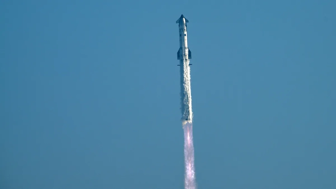 El propulsor Super Heavy durante el ascenso del vuelo 12 de Starship V3. El booster sufrió fallos en cadena durante la maniobra de retorno y cayó en el Golfo de México.