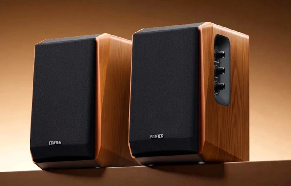 Los altavoces Edifier R1000TC II mantienen el diseño clásico de la serie con acabados en madera y rejillas frontales extraíbles.