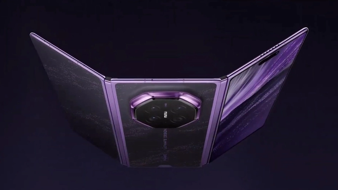 El Huawei Mate XT 2 aparece en el vídeo promocional en color morado intenso con su nuevo sistema de plegado en U.