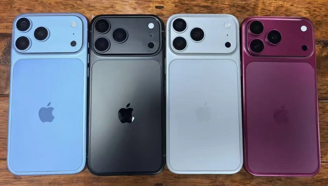 Maquetas del iPhone 18 Pro en los cuatro colores filtrados: Cereza Oscura, Azul Claro, Negro y Plata.