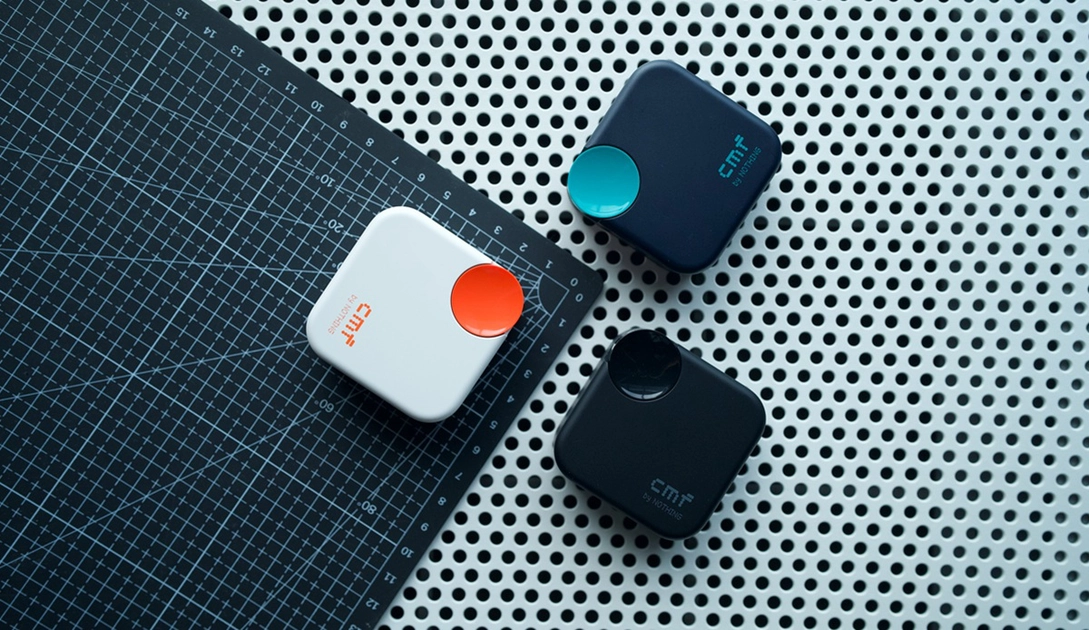 CMF Buds Neo en sus tres colores: negro, blanco y azul oscuro.