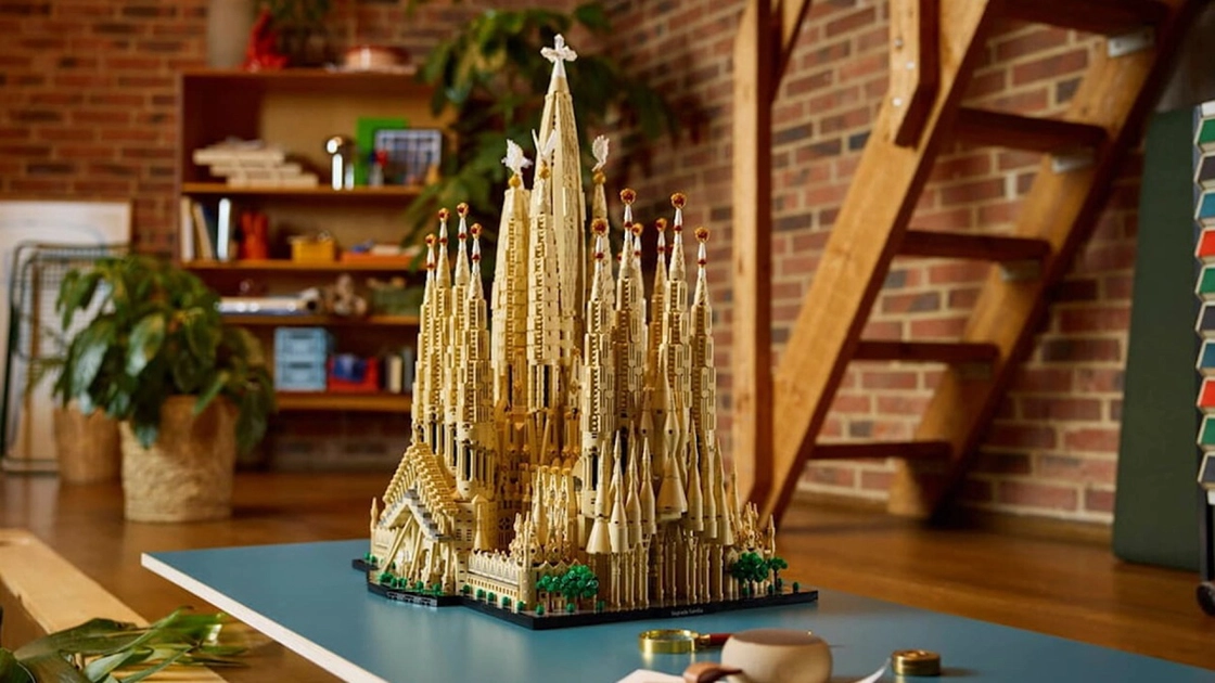 El set LEGO Sagrada Família (21065) reproduce la fachada, las torres y el interior del templo de Gaudí con 12.060 piezas.