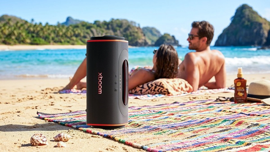 El LG xBoom Blast cuenta con dos woofers Peerless de 5,25" e iluminación RGB.