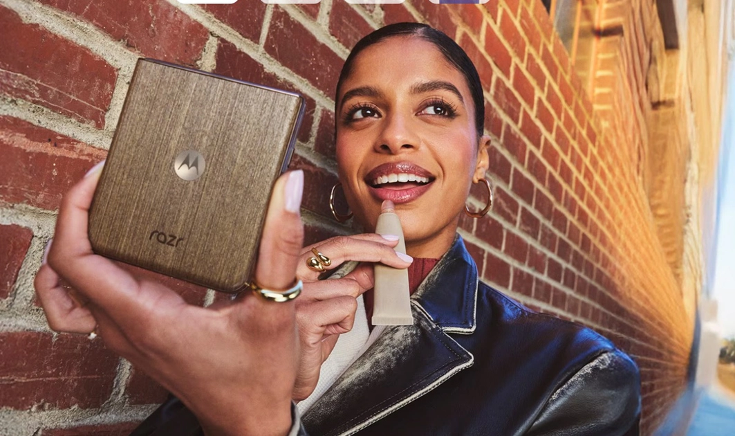 El Motorola Razr 70 Ultra con acabado PANTONE Cocoa en madera natural.